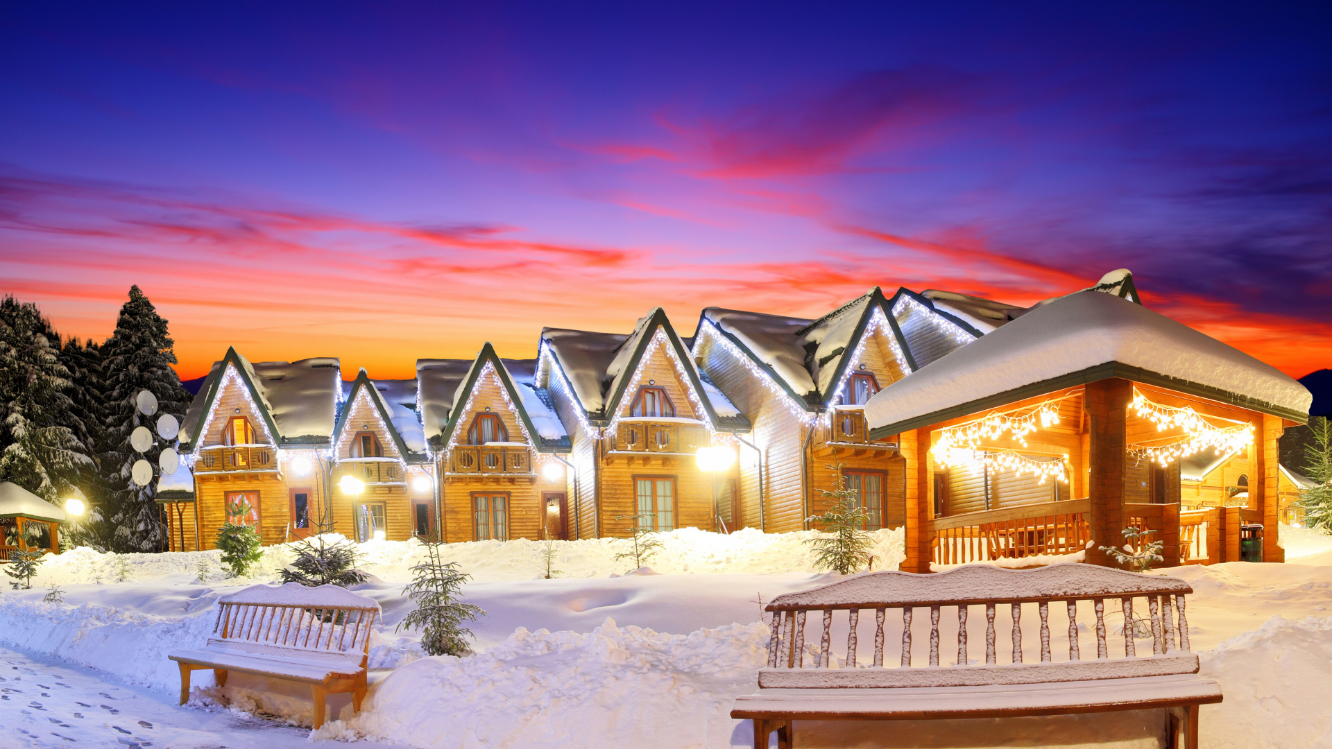 Weißes Und Braunes Holzhaus Auf Schneebedecktem Boden Bei Sonnenuntergang. Wallpaper in 1920x1080 Resolution