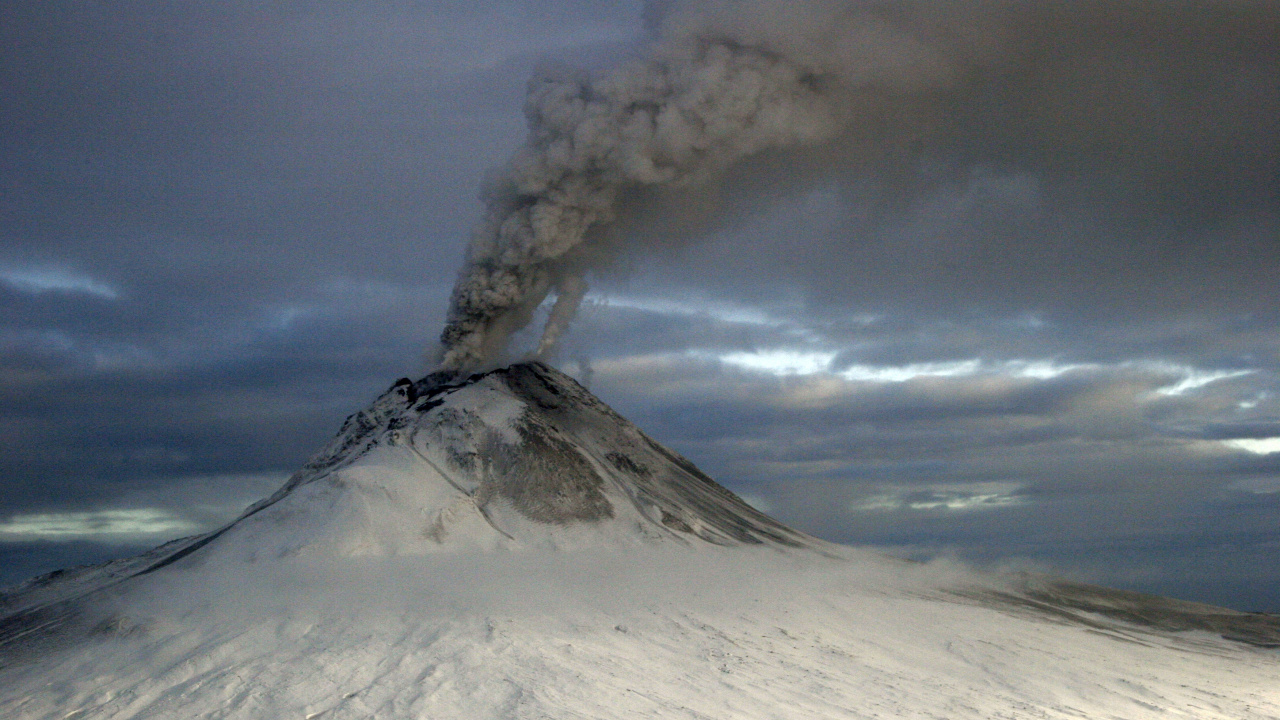 Nubes Blancas Sobre la Montaña Cubierta de Nieve. Wallpaper in 1280x720 Resolution