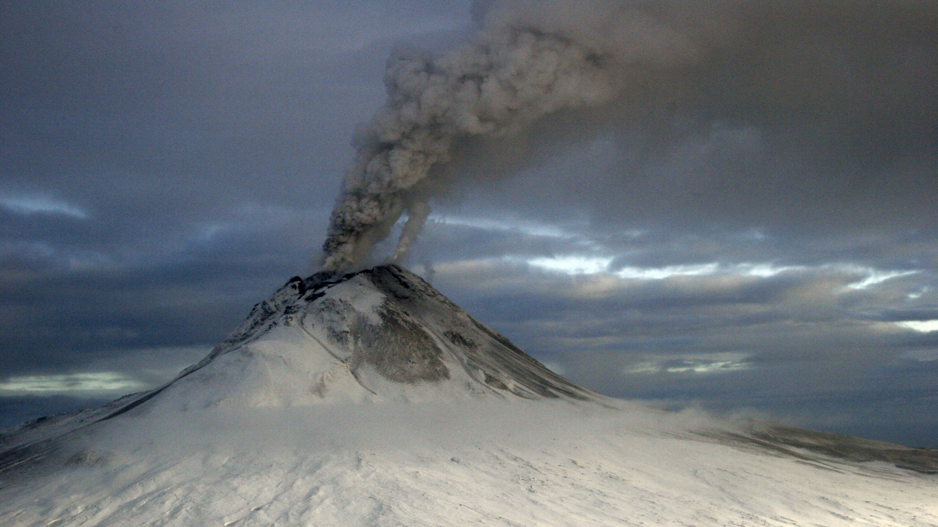 Nubes Blancas Sobre la Montaña Cubierta de Nieve. Wallpaper in 1366x768 Resolution