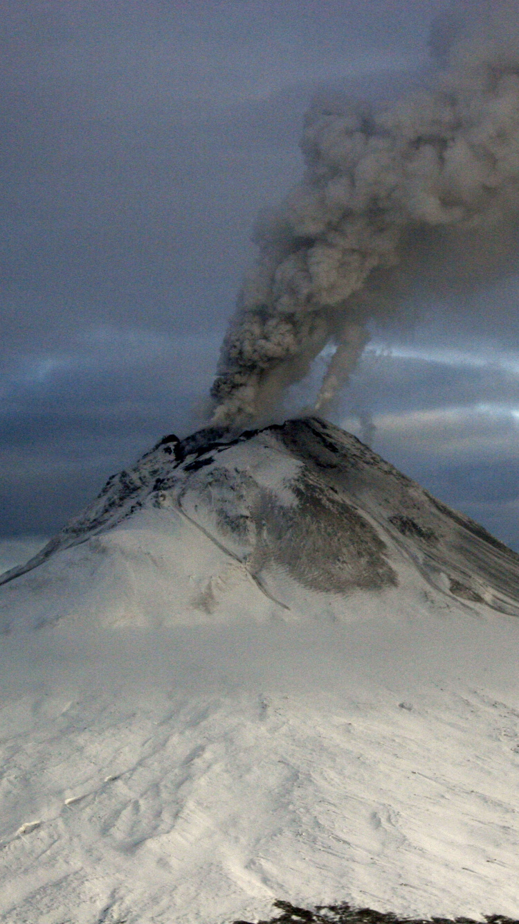 Nubes Blancas Sobre la Montaña Cubierta de Nieve. Wallpaper in 750x1334 Resolution