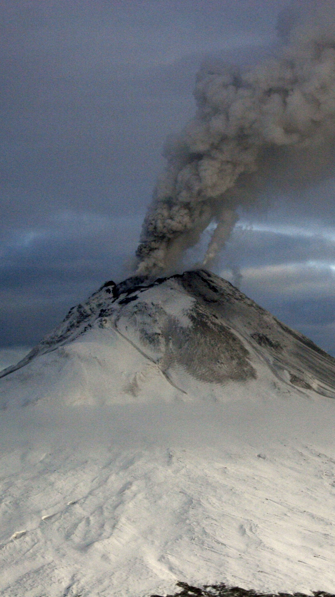 Weiße Wolken Über Schneebedecktem Berg. Wallpaper in 1080x1920 Resolution
