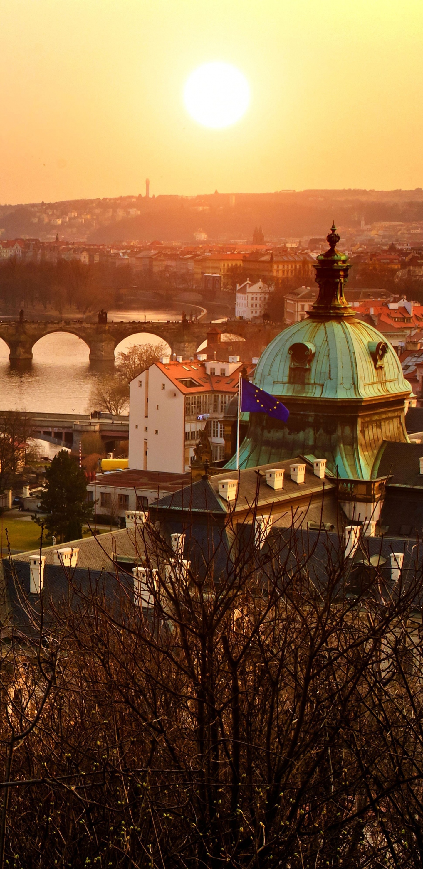 Puente de Hormigón Marrón Sobre el Río Durante la Puesta de Sol. Wallpaper in 1440x2960 Resolution