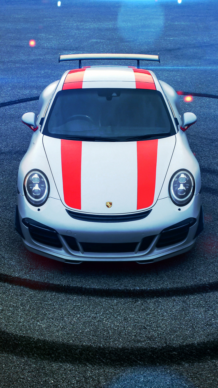 Porsche 911 Blanche Sur Route Pendant la Journée. Wallpaper in 750x1334 Resolution
