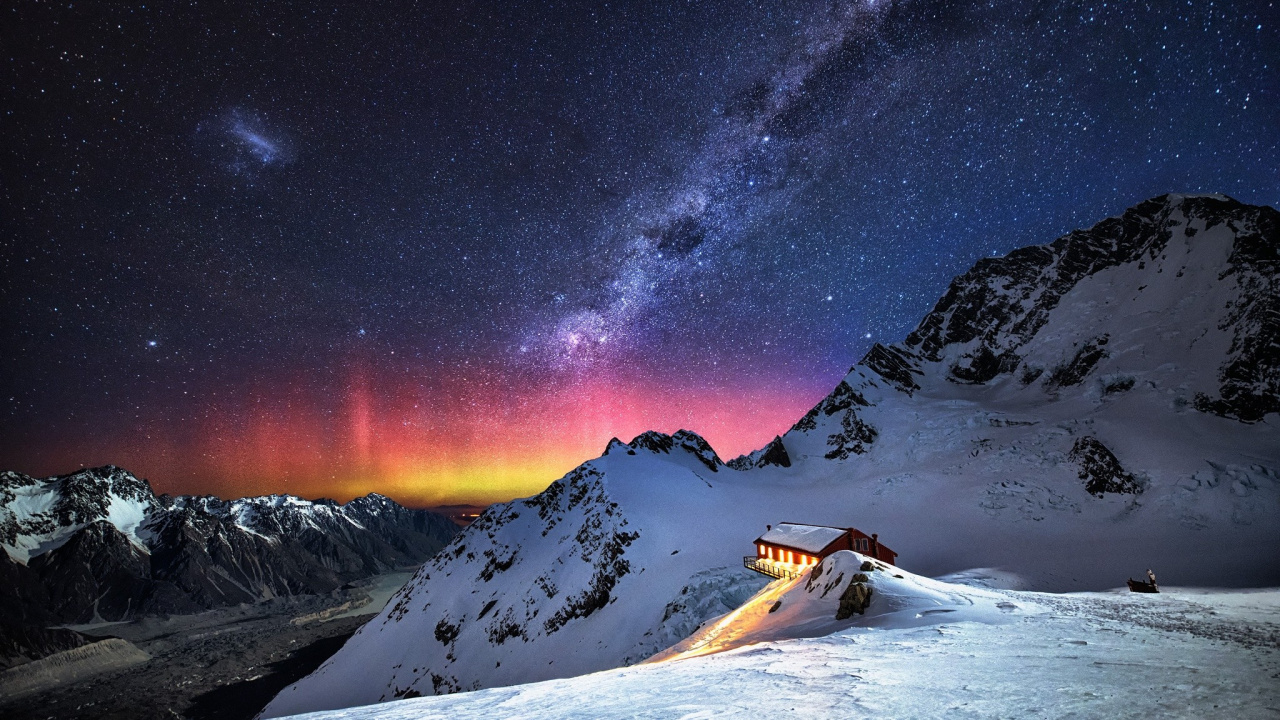 Snow Covered Mountain Under Starry Night. Wallpaper in 1280x720 Resolution
