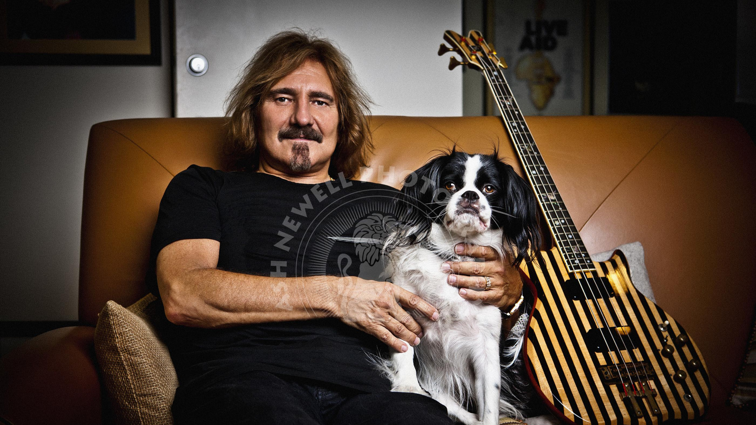 Dog, Geezer Butler, Sitting, GZR, Slipknot. Wallpaper in 2560x1440 Resolution