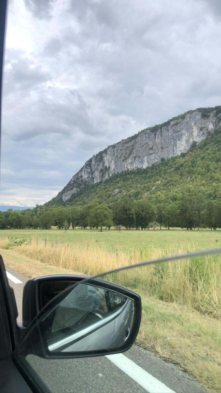 Route, Roi, Voiture Compacte, Voiture de Taille Moyenne, Miroir Automobile. Wallpaper in 750x1334 Resolution