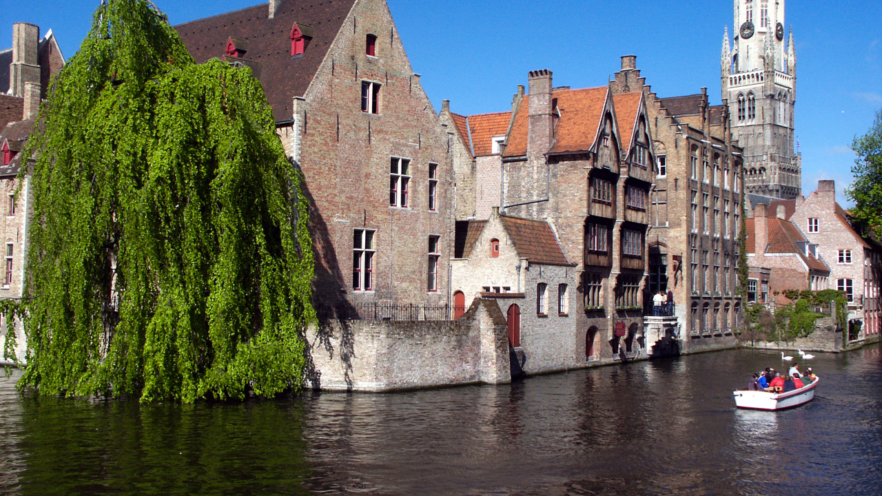 Bâtiment en Béton Brun à Côté de la Rivière Pendant la Journée. Wallpaper in 1280x720 Resolution