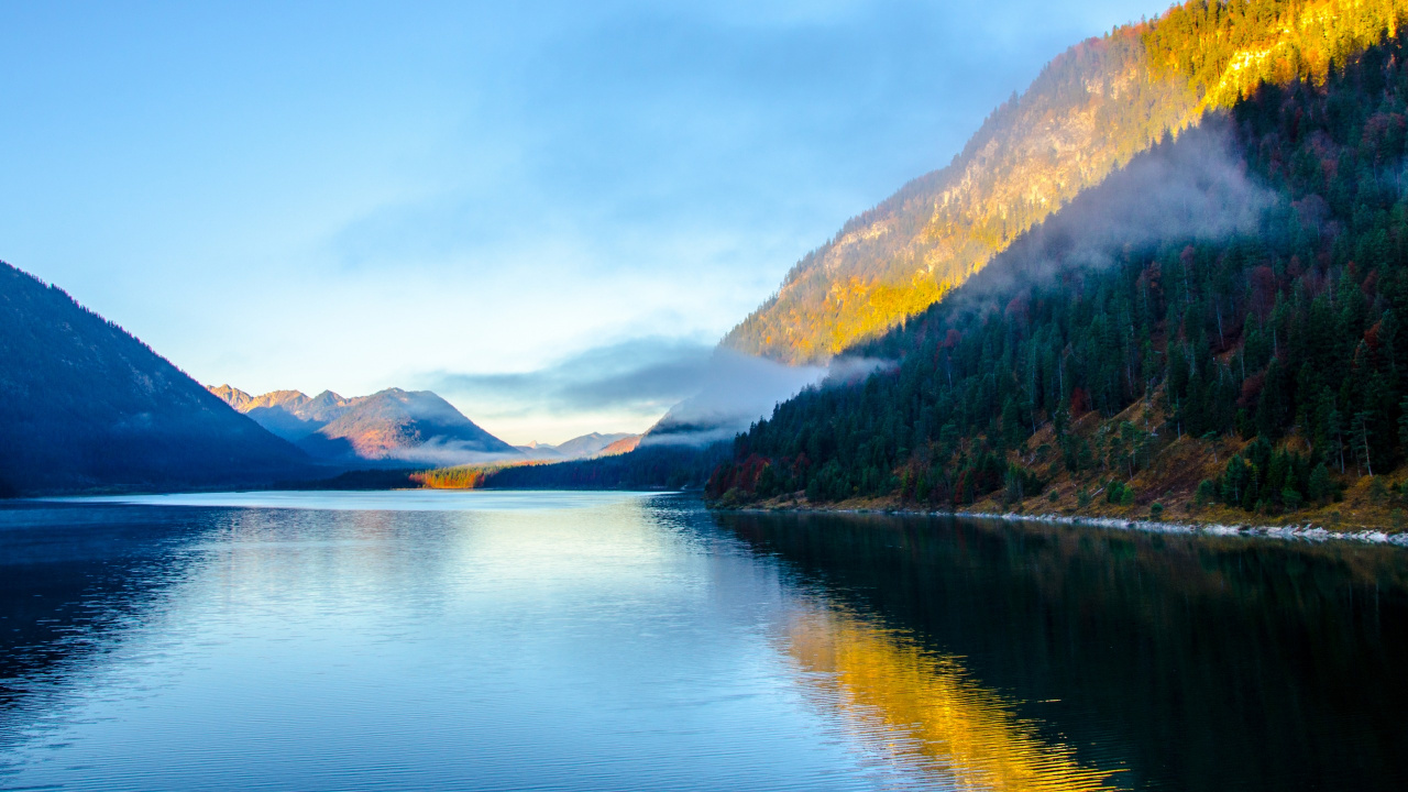 Montagnes Vertes et Brunes à Côté D'un Plan D'eau Sous Des Nuages Blancs Pendant la Journée. Wallpaper in 1280x720 Resolution