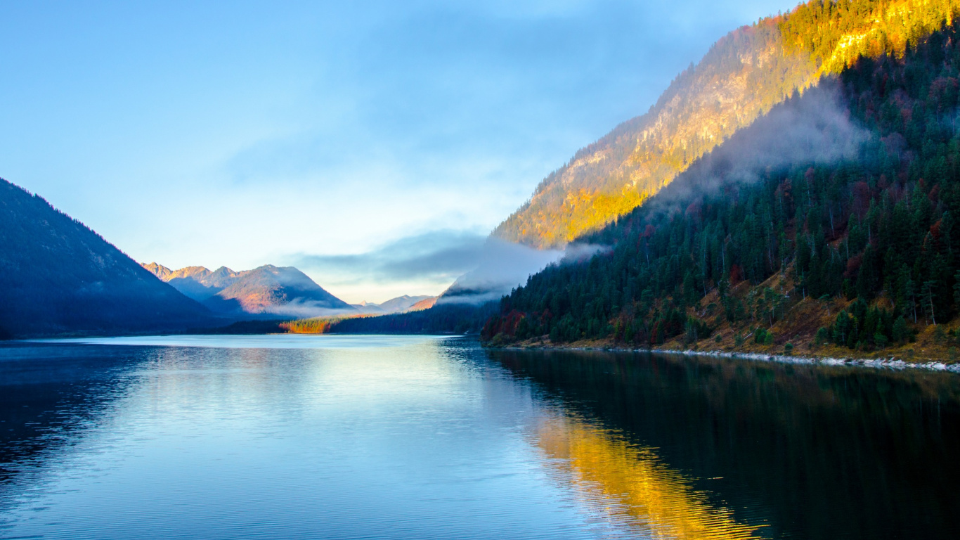 Montagnes Vertes et Brunes à Côté D'un Plan D'eau Sous Des Nuages Blancs Pendant la Journée. Wallpaper in 1366x768 Resolution