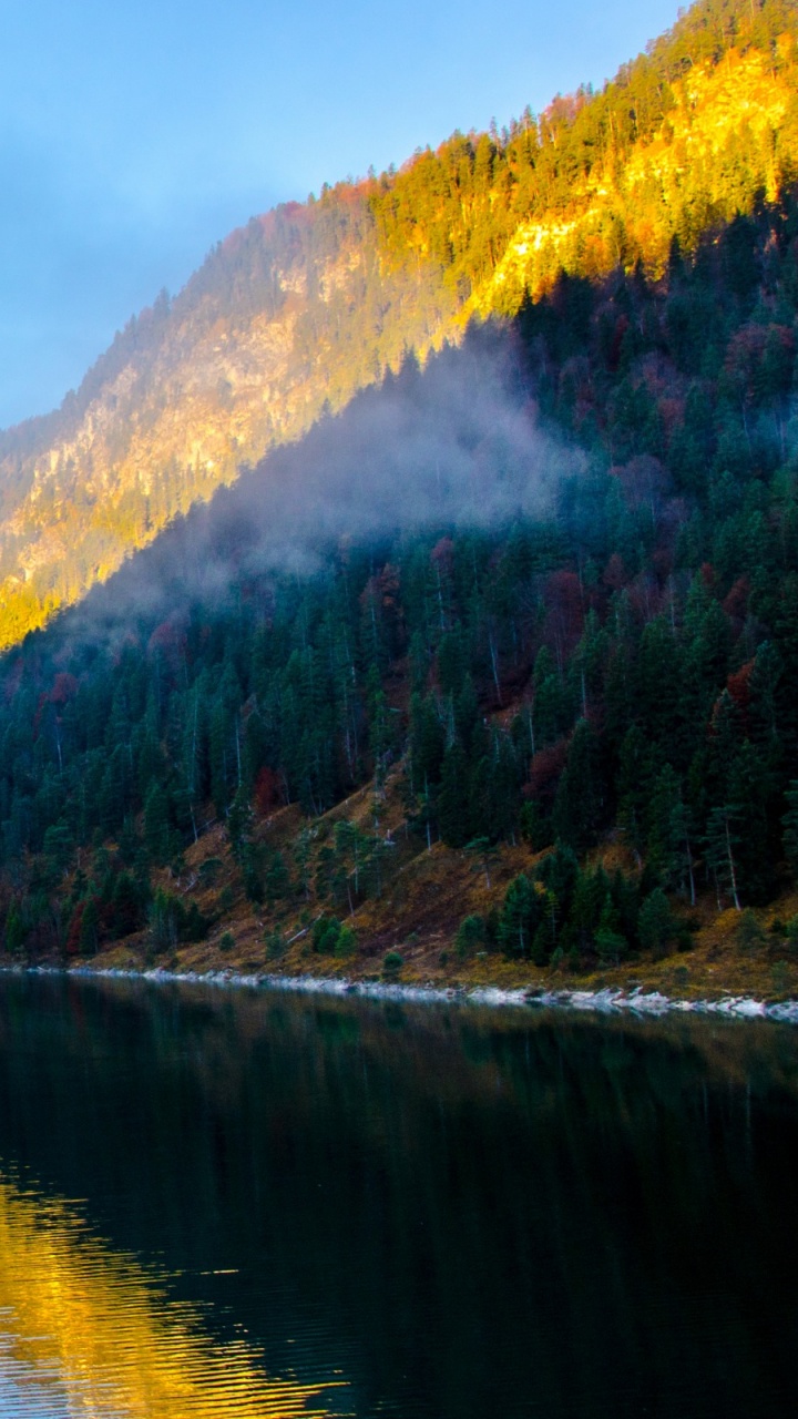 Montagnes Vertes et Brunes à Côté D'un Plan D'eau Sous Des Nuages Blancs Pendant la Journée. Wallpaper in 720x1280 Resolution