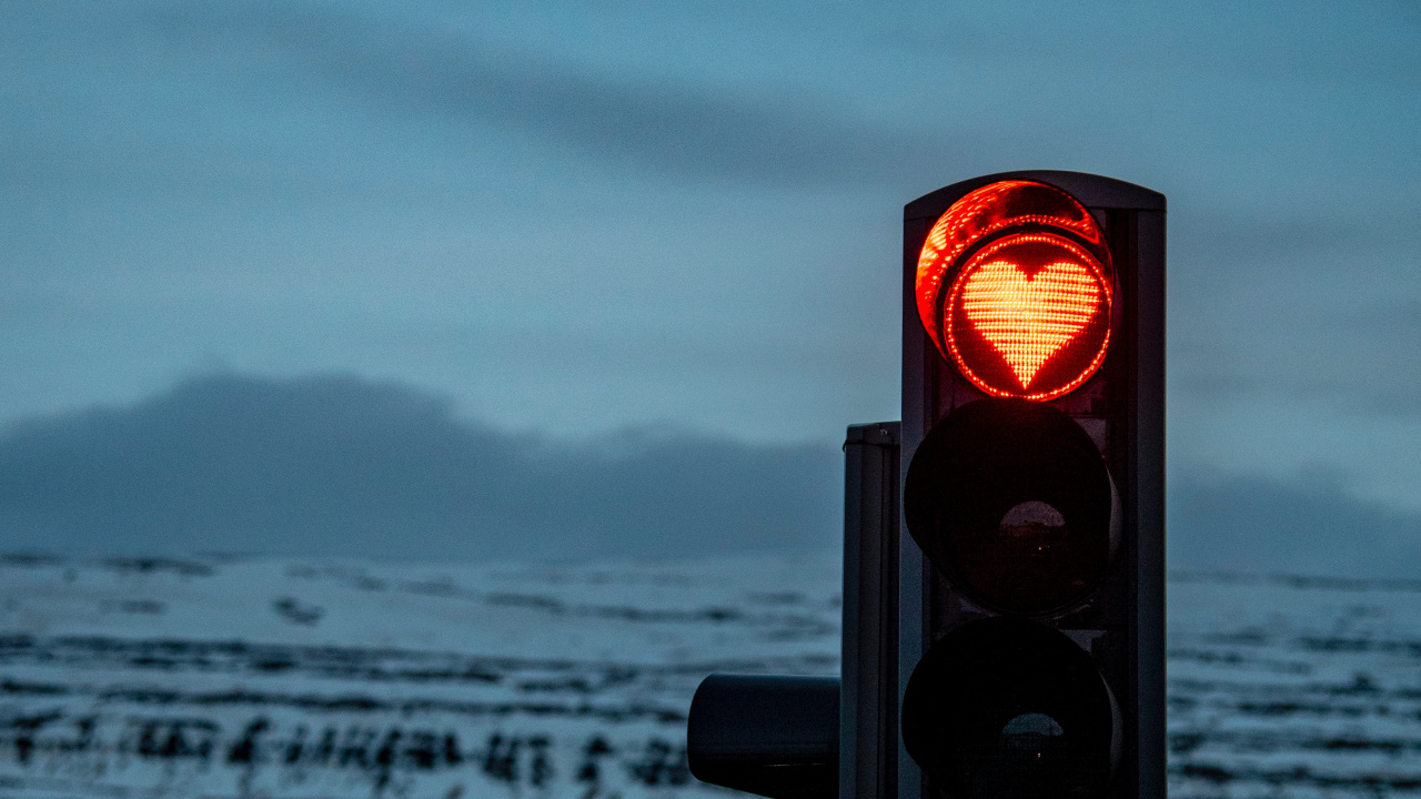 Black and Yellow Traffic Light. Wallpaper in 1280x720 Resolution