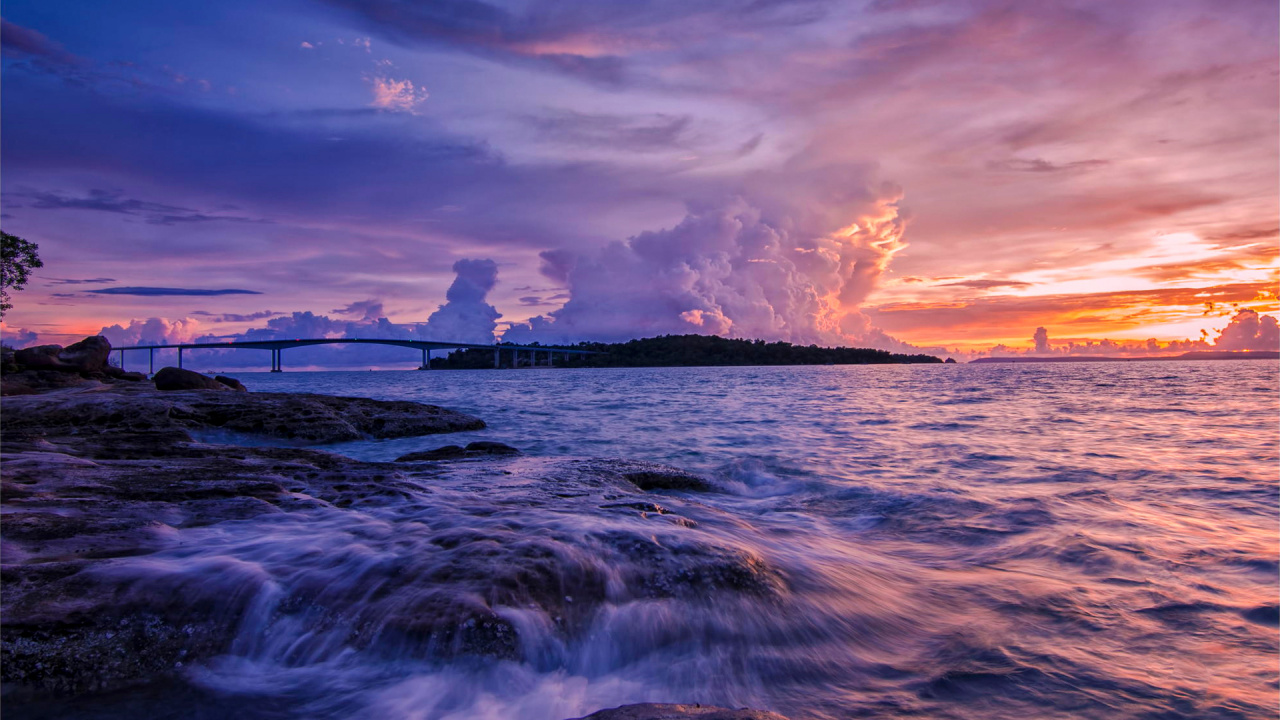 Les Vagues de L'océan S'écrasent Sur le Rivage au Coucher du Soleil. Wallpaper in 1280x720 Resolution