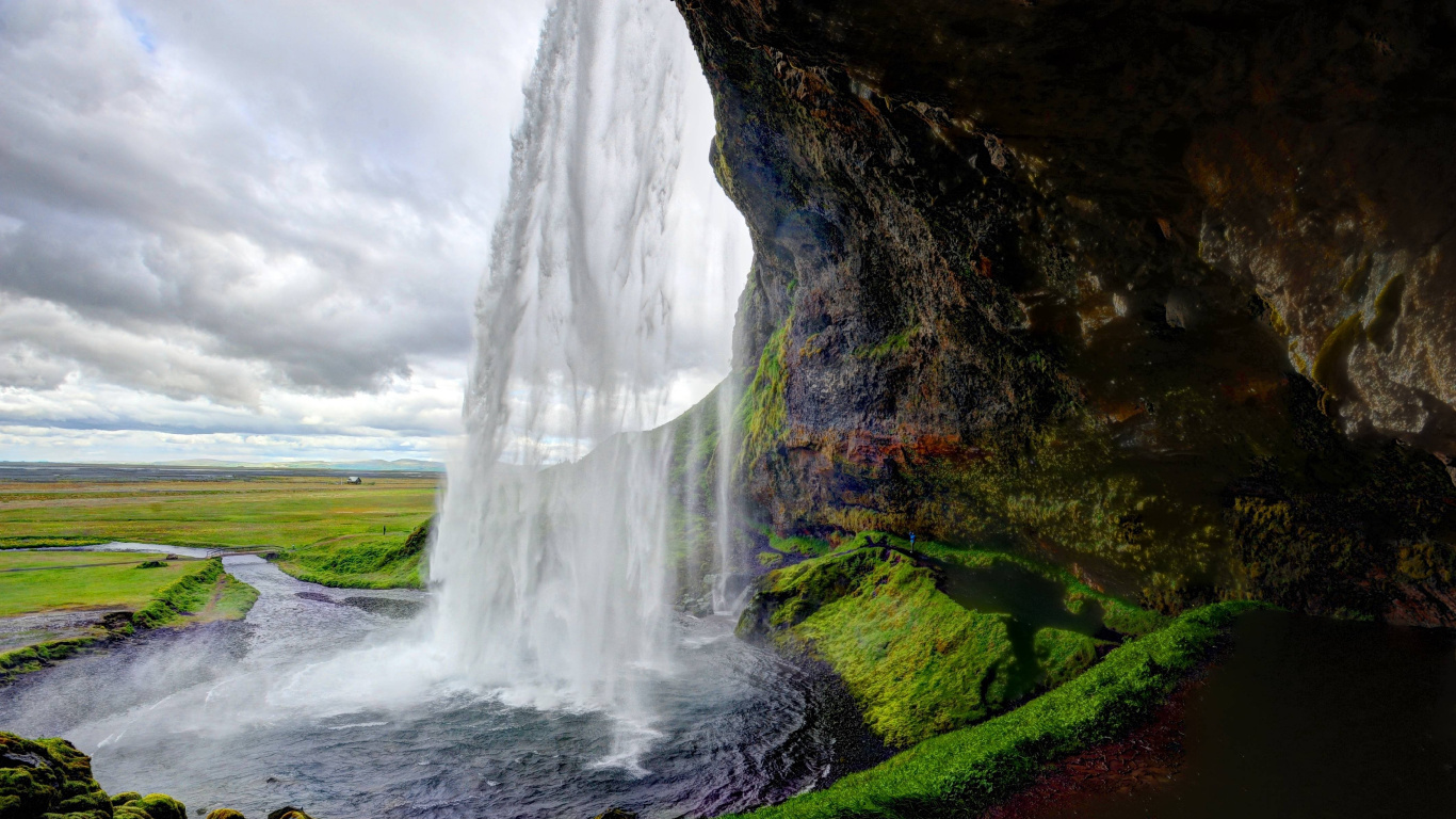 Cascades Sur Terrain D'herbe Verte Sous un Ciel Nuageux Gris Pendant la Journée. Wallpaper in 1366x768 Resolution