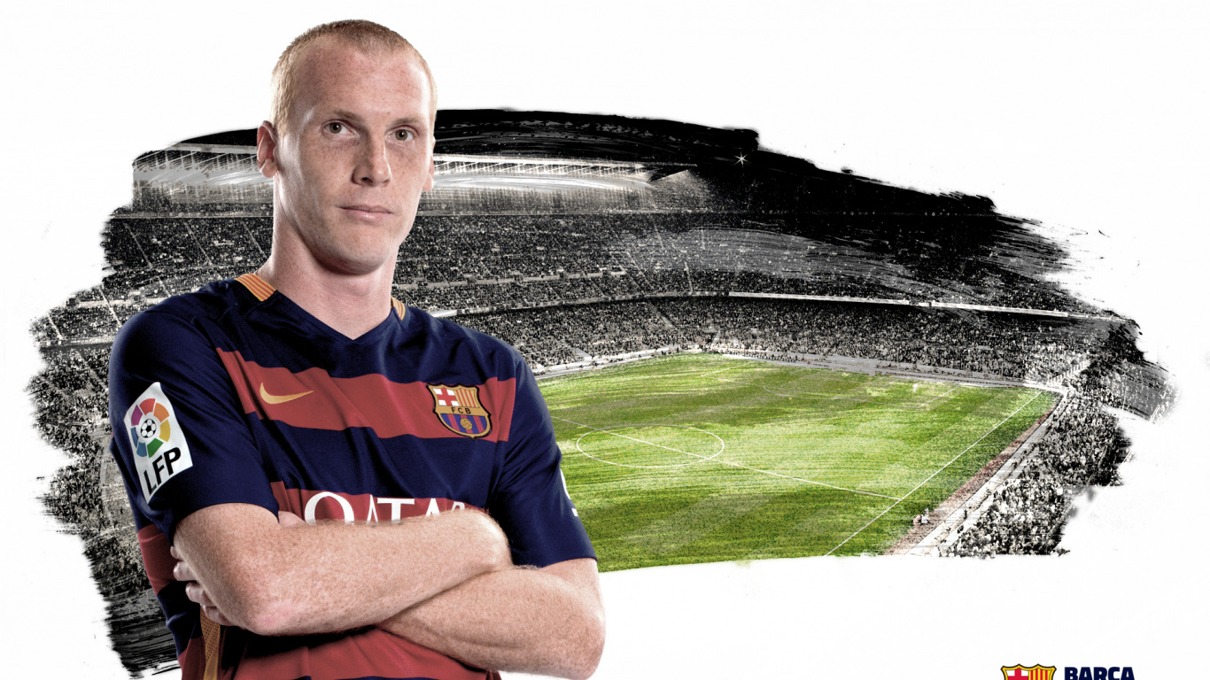 Homme en T-shirt à Col Rond Bleu et Orange Debout Sur un Terrain D'herbe Verte Pendant la Journée. Wallpaper in 1366x768 Resolution