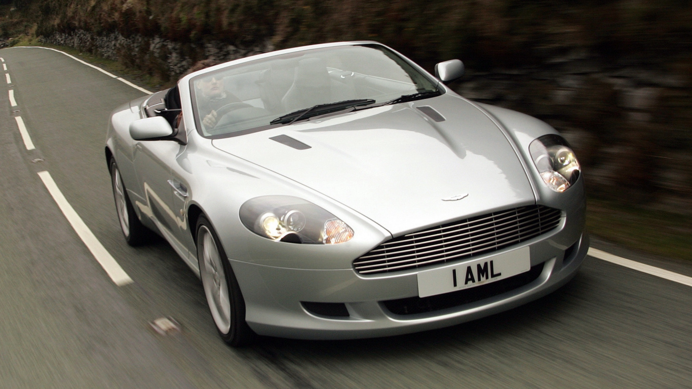 Mercedes Benz Coupé Blanc Sur Route Pendant la Journée. Wallpaper in 1366x768 Resolution