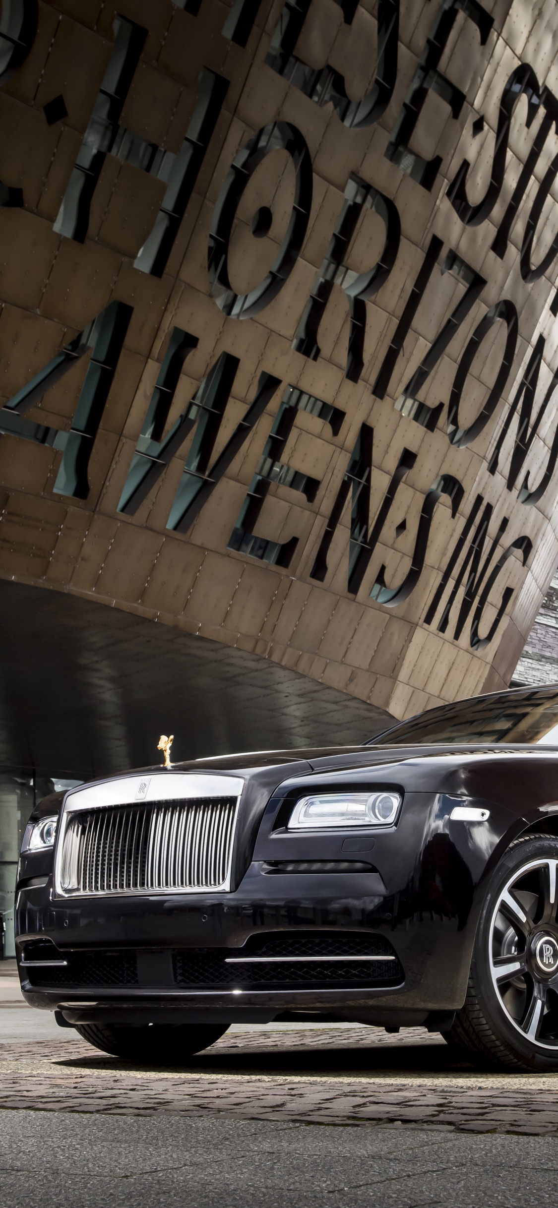 BMW M 3 Coupe Negro Estacionado Junto a la Pared Con Graffiti. Wallpaper in 1125x2436 Resolution