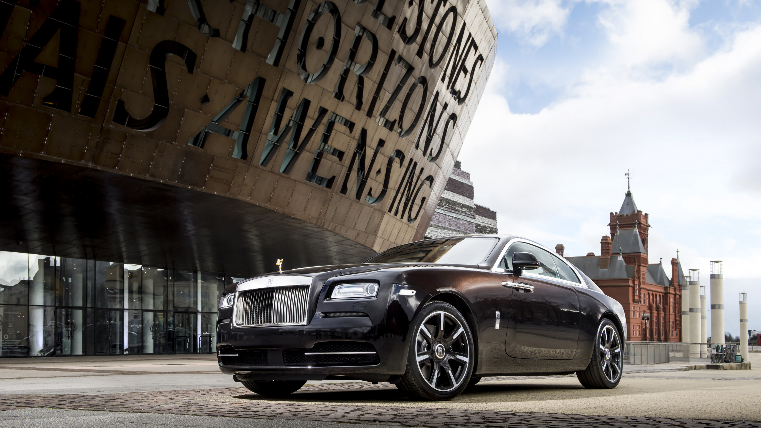 BMW M 3 Coupe Negro Estacionado Junto a la Pared Con Graffiti. Wallpaper in 2560x1440 Resolution