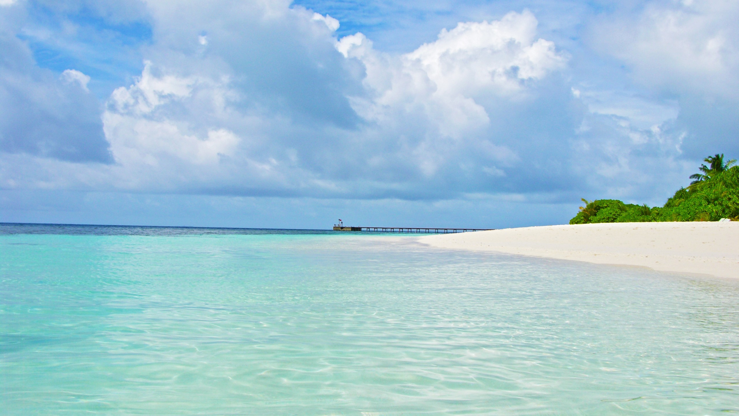 Bateau Blanc Sur Mer Sous Ciel Bleu et Nuages Blancs Pendant la Journée. Wallpaper in 2560x1440 Resolution