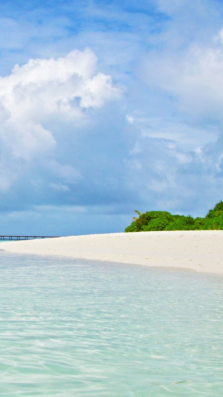 Bateau Blanc Sur Mer Sous Ciel Bleu et Nuages Blancs Pendant la Journée. Wallpaper in 720x1280 Resolution