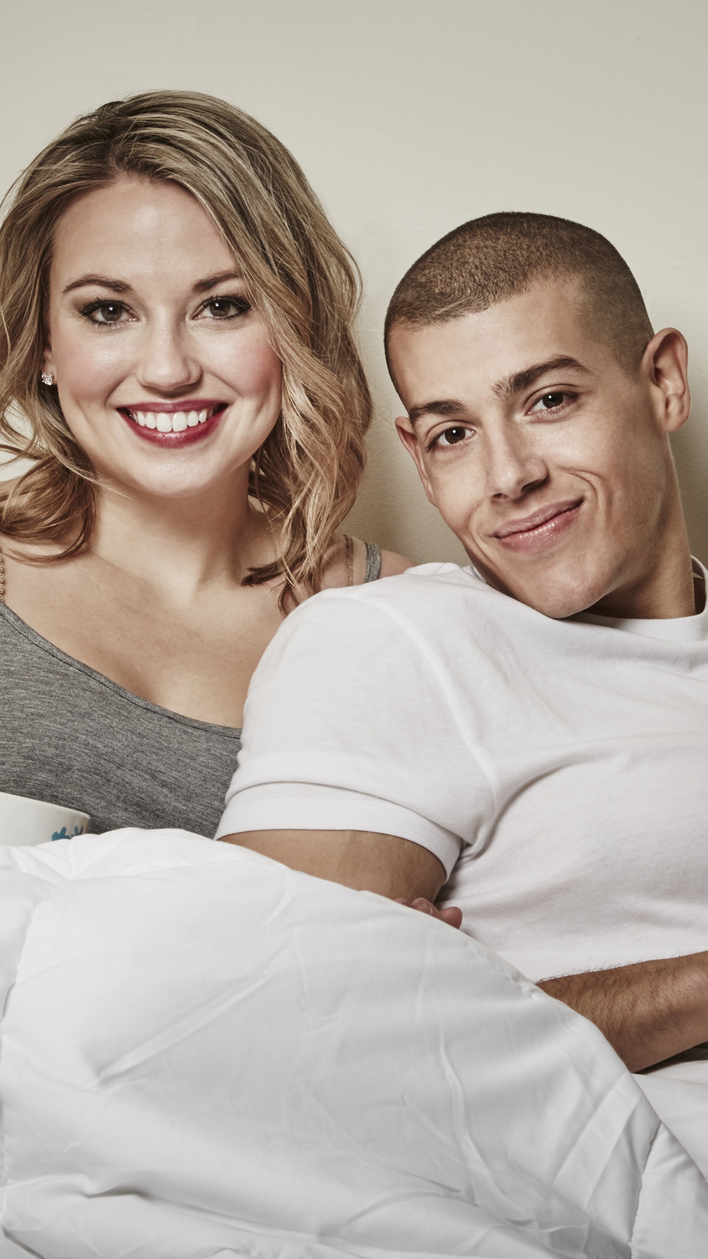 Man in White Crew Neck T-shirt Beside Woman in Gray Tank Top. Wallpaper in 1440x2560 Resolution