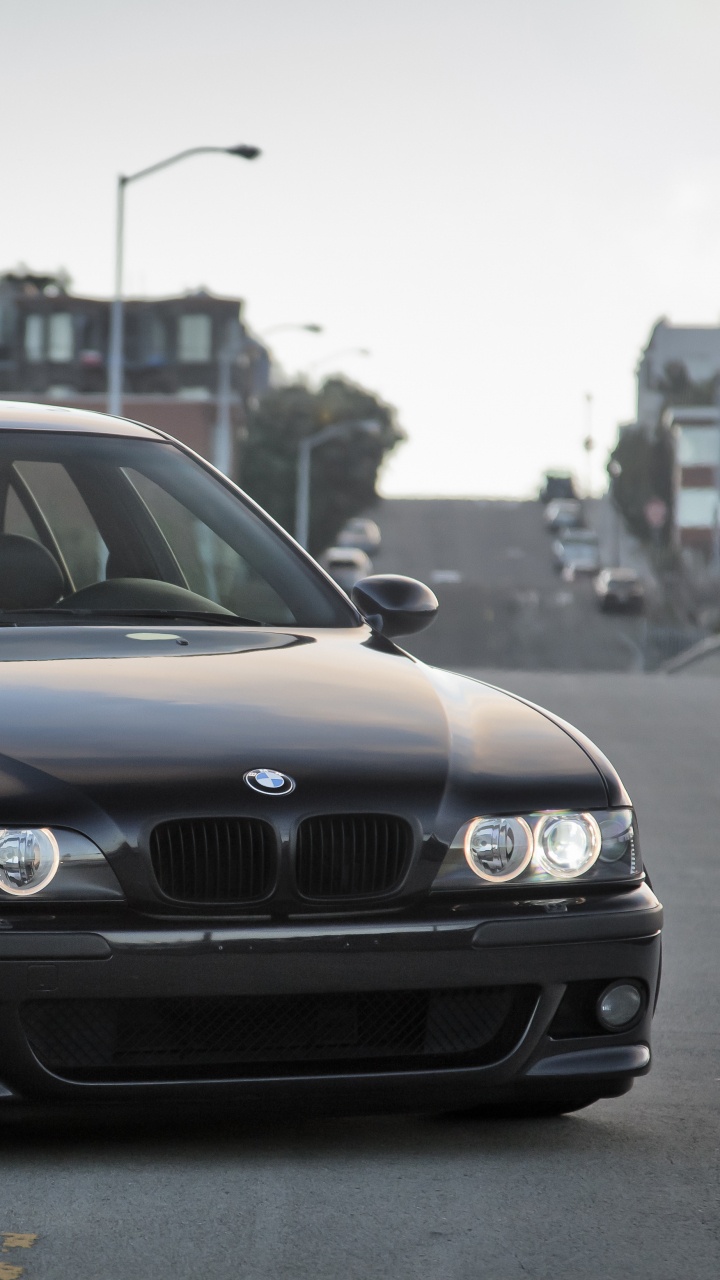 Schwarzer Bmw m 3 Tagsüber Unterwegs. Wallpaper in 720x1280 Resolution