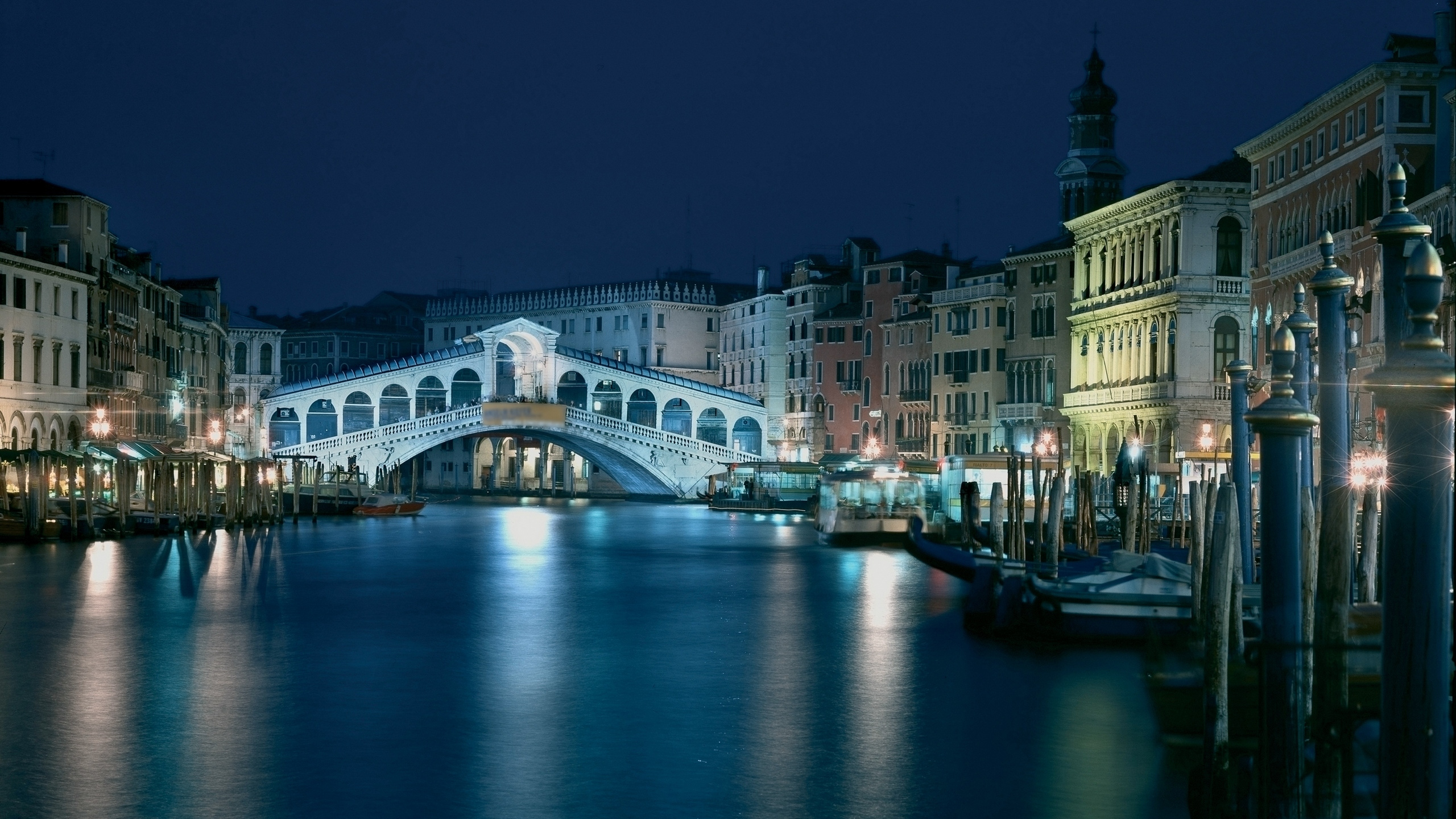 Bâtiment en Béton Blanc Près de la Rivière Pendant la Nuit. Wallpaper in 2560x1440 Resolution