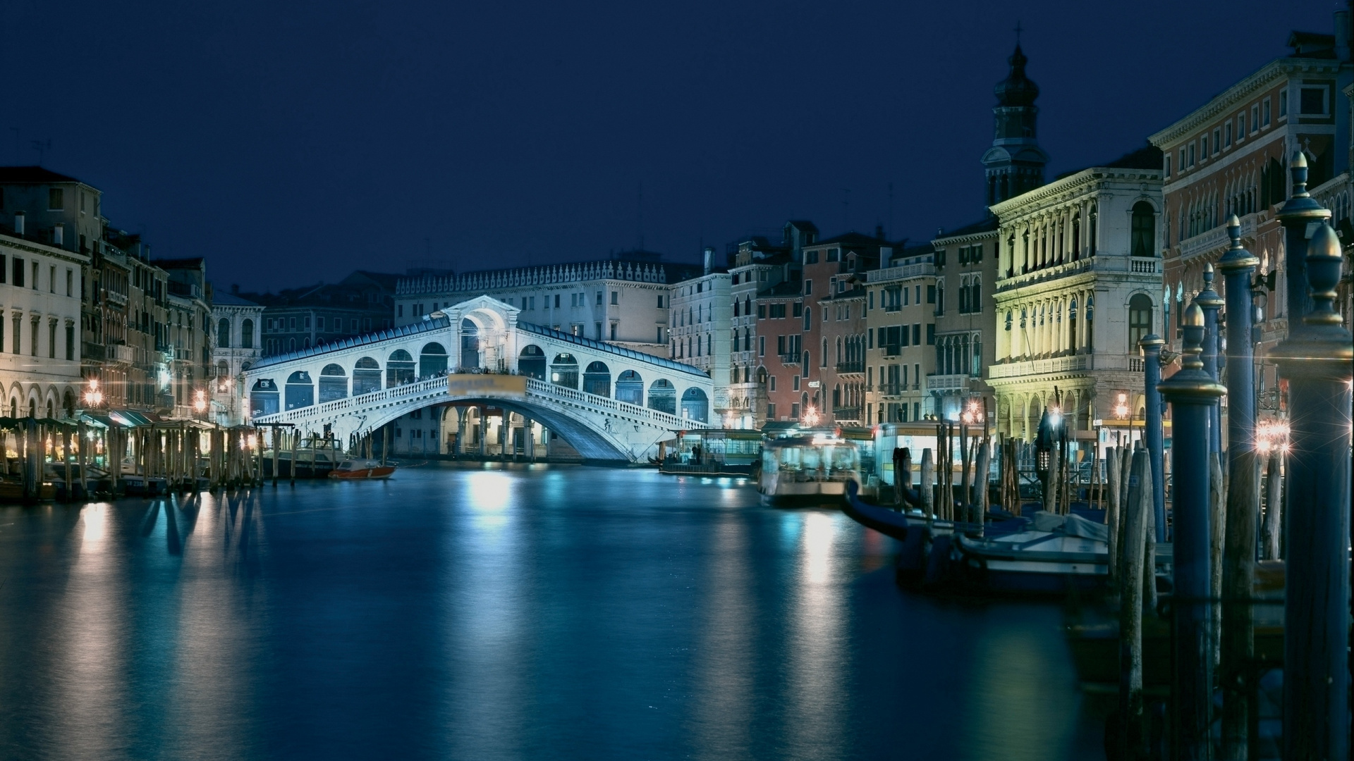 Weißes Betongebäude in Der Nähe Des Flusses Während Der Nachtzeit. Wallpaper in 1920x1080 Resolution