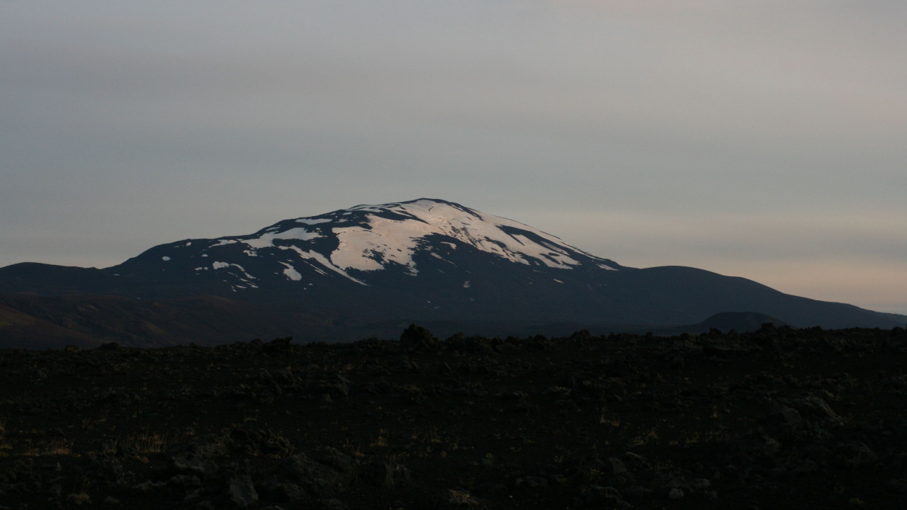 Montagne Couverte de Neige Sous un Ciel Nuageux Pendant la Journée. Wallpaper in 1280x720 Resolution