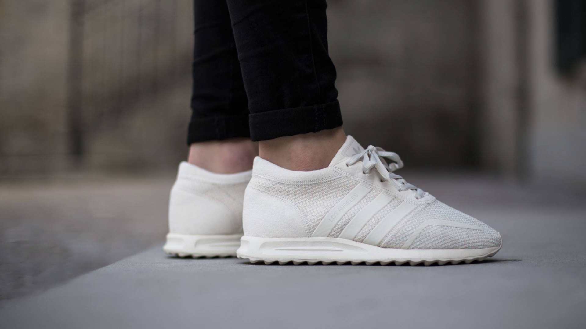 Personne en Jean Noir et Baskets Nike Blanches. Wallpaper in 1920x1080 Resolution