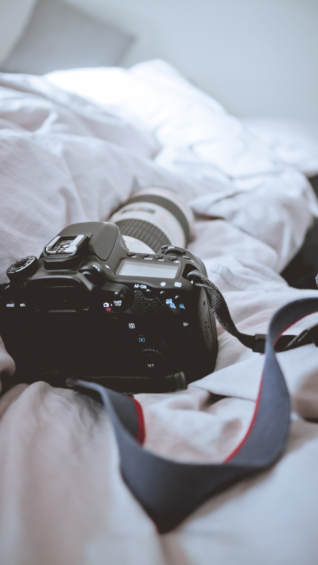Cámara Réflex Digital Negra Sobre Textil Blanco. Wallpaper in 1080x1920 Resolution