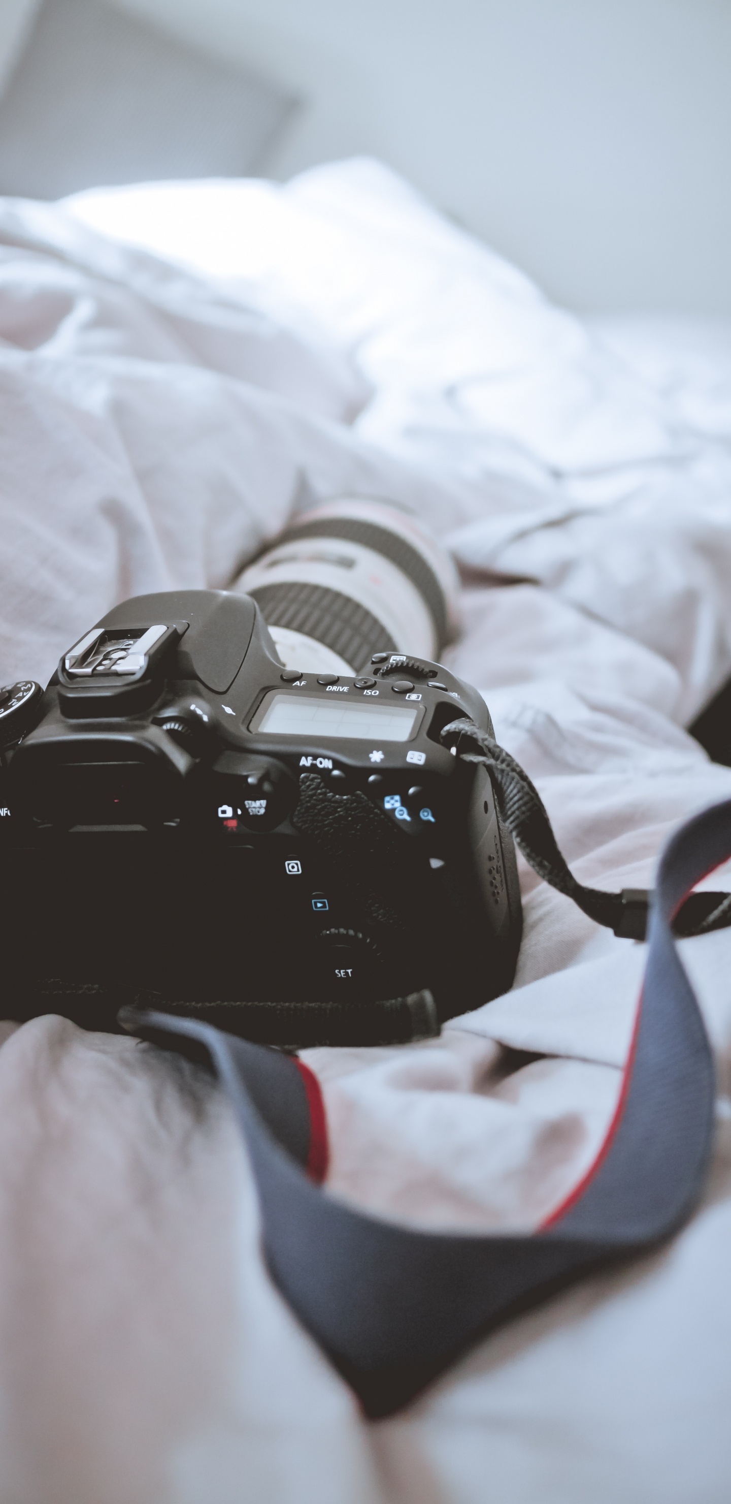 Schwarze DSLR-Kamera Auf Weißem Textil. Wallpaper in 1440x2960 Resolution