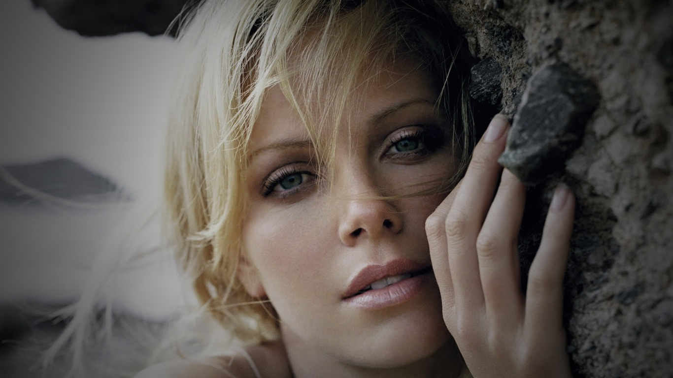 Charlize Theron, la Celebridad, Cabello, Rubia, Belleza. Wallpaper in 1366x768 Resolution