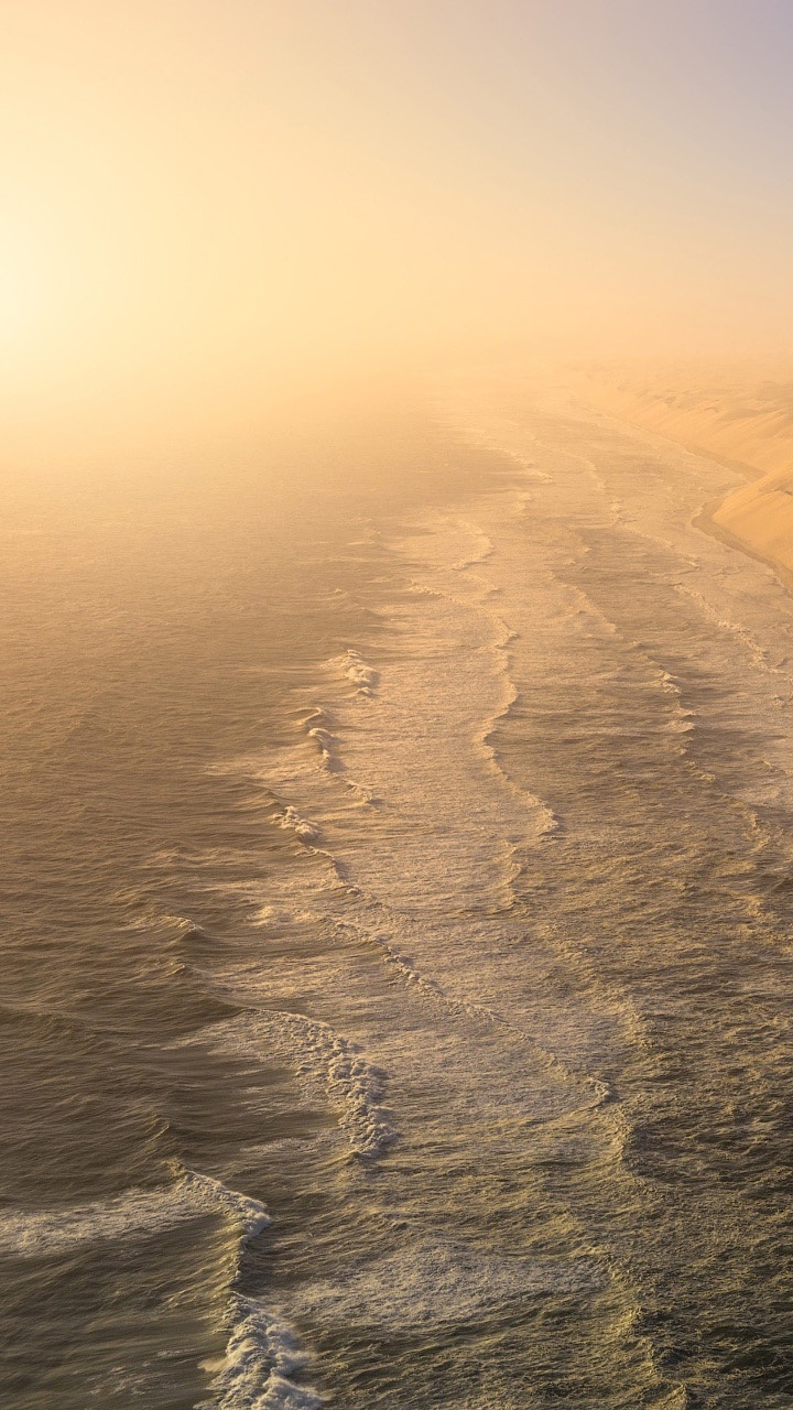 Brauner Sand in Der Nähe Eines Gewässers Tagsüber Water. Wallpaper in 720x1280 Resolution
