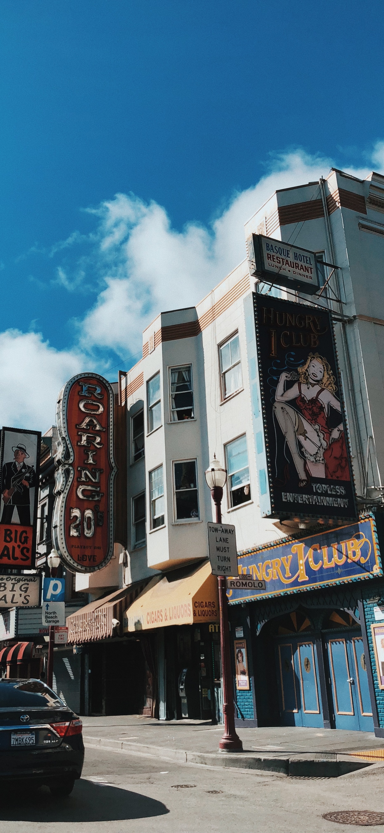 Rey, Ciudad, Coche de Tamaño Completo, Iluminación Automotriz, Berlina. Wallpaper in 1242x2688 Resolution