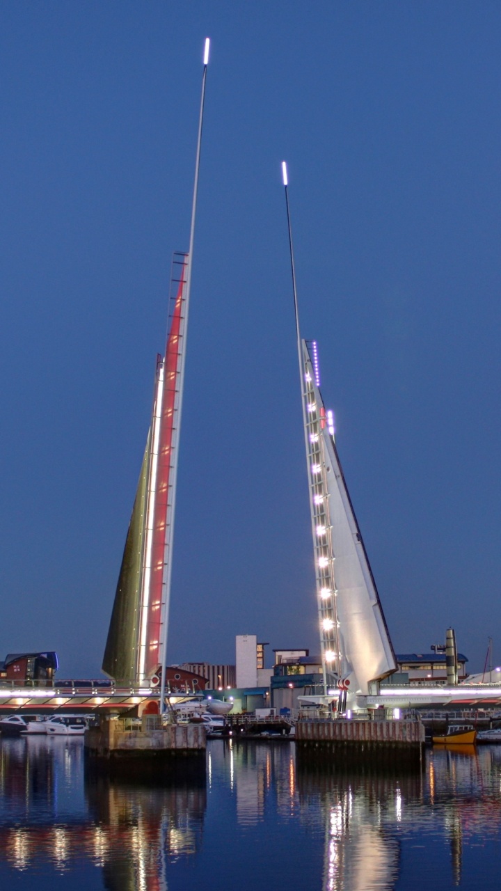 Pont Blanc Au-dessus D'un Plan D'eau Pendant la Nuit. Wallpaper in 720x1280 Resolution