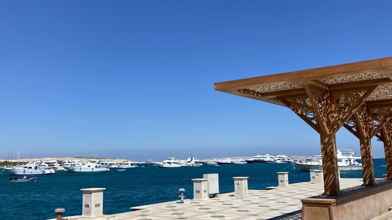 大海, 酒店, Azure, 木, 阴凉处 壁纸 1366x768 允许