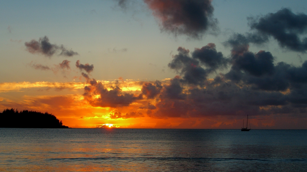 Plan D'eau Sous un Ciel Nuageux au Coucher du Soleil. Wallpaper in 1280x720 Resolution
