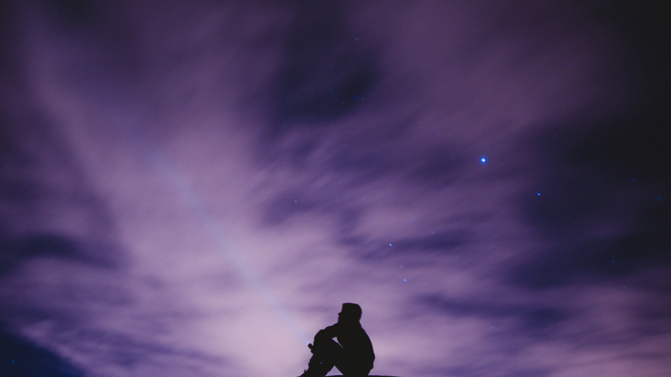 Silhouette of Man and Woman Under Dark Sky. Wallpaper in 1366x768 Resolution