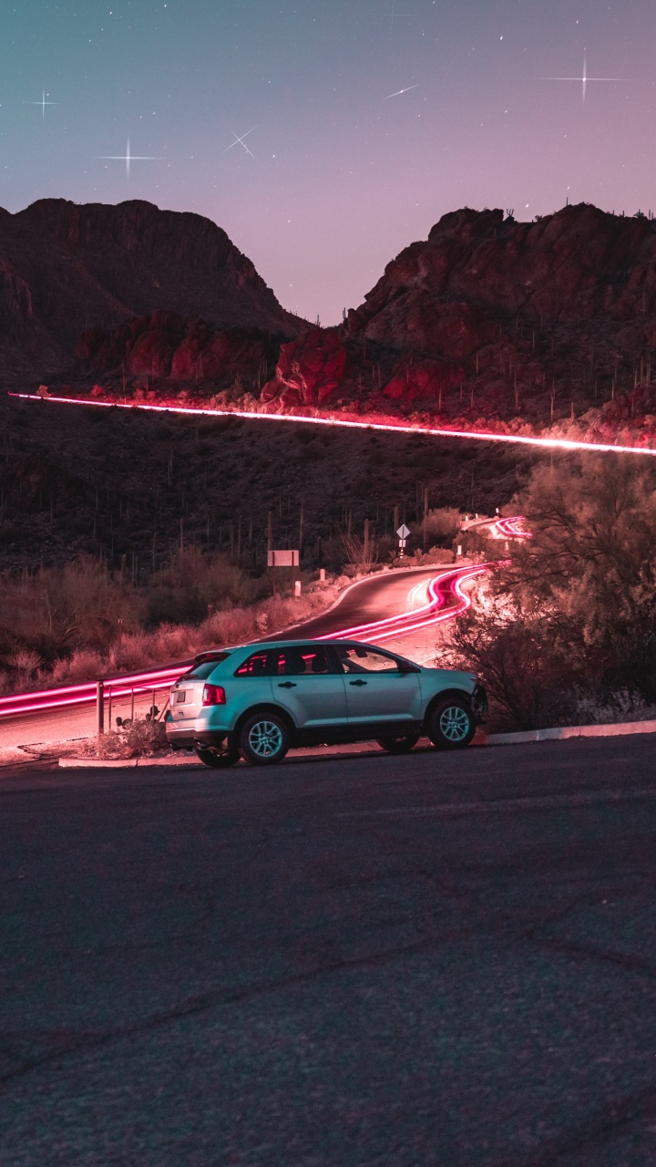 SUV Rojo y Blanco en la Carretera Durante el Día. Wallpaper in 720x1280 Resolution