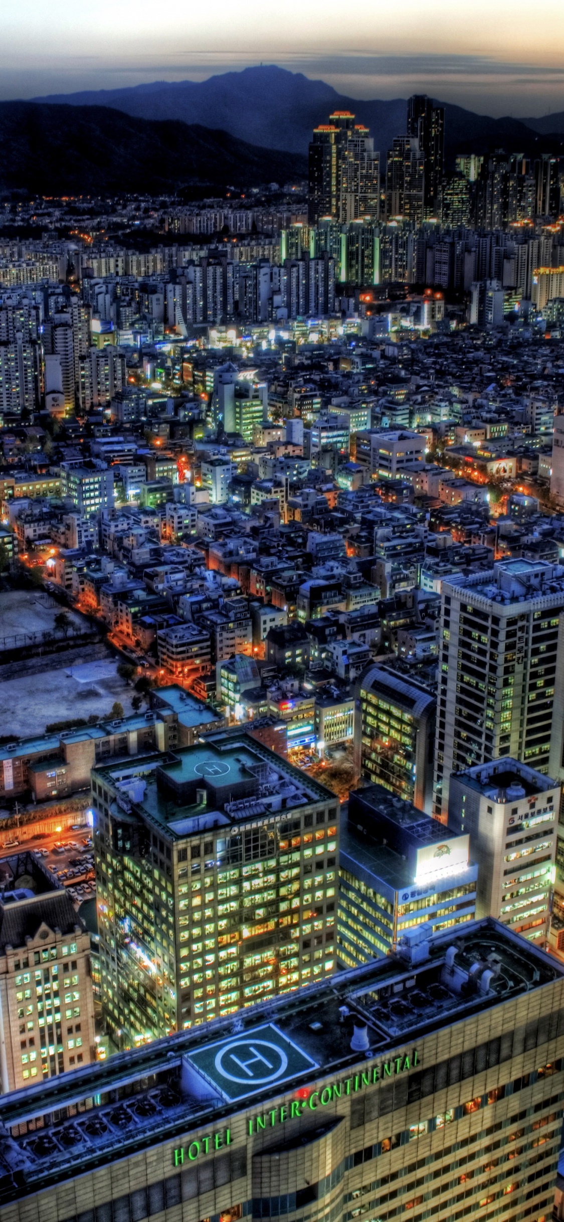 Vue Aérienne Des Bâtiments de la Ville Pendant la Nuit. Wallpaper in 1125x2436 Resolution