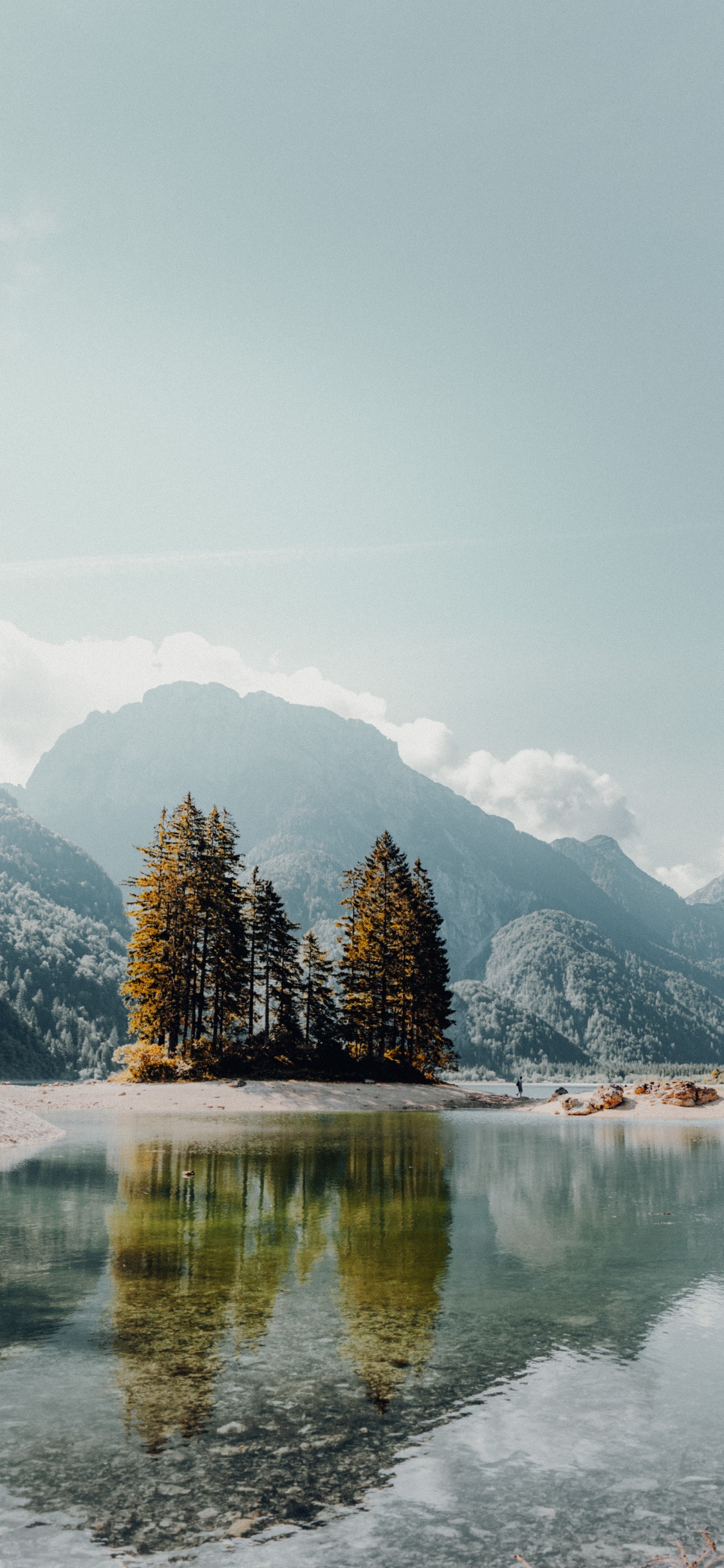 Bergigen Landschaftsformen, See, Naturlandschaft, Natur, Ufer. Wallpaper in 1125x2436 Resolution