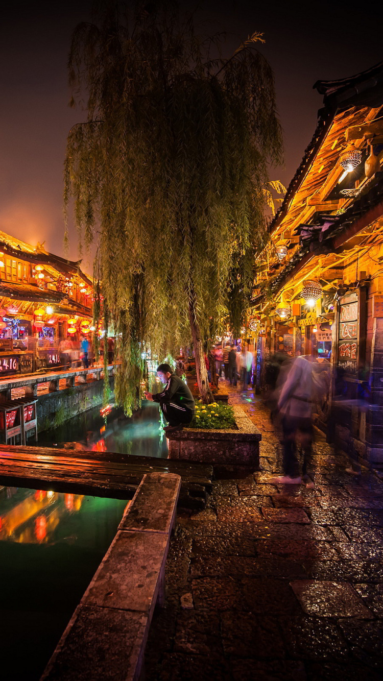 Personnes Marchant Dans la Rue Pendant la Nuit. Wallpaper in 750x1334 Resolution