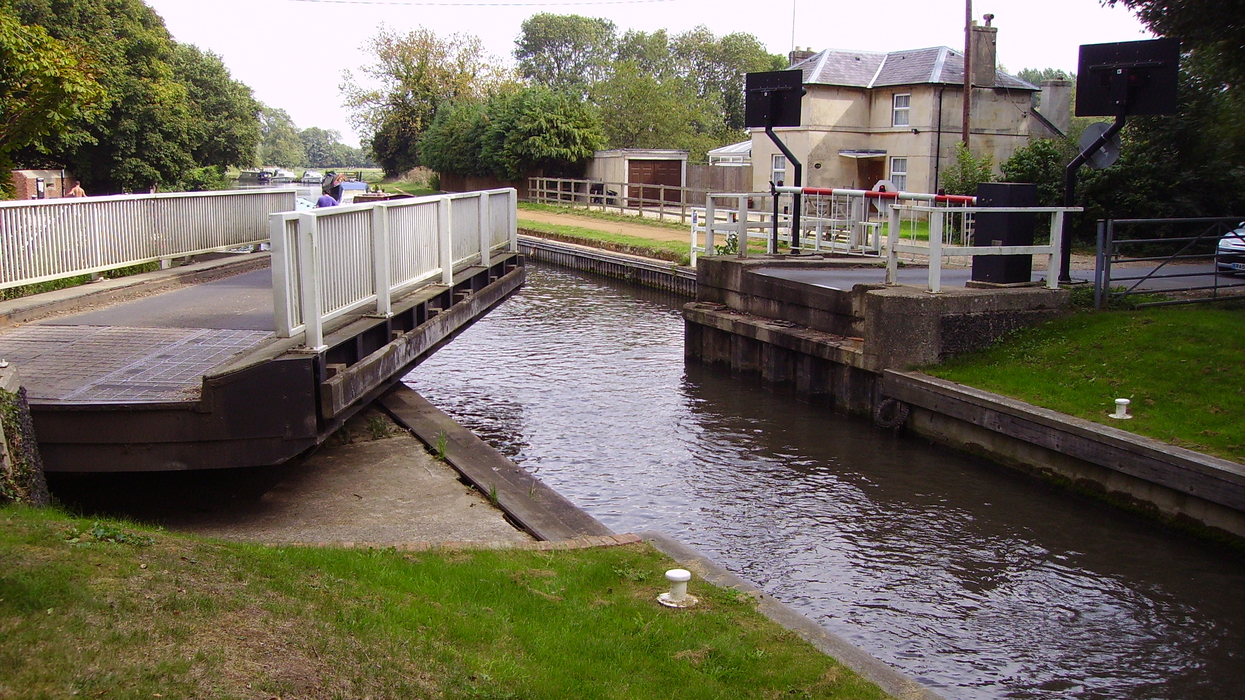 Weißes Und Braunes Betongebäude am Fluss Tagsüber During. Wallpaper in 2560x1440 Resolution