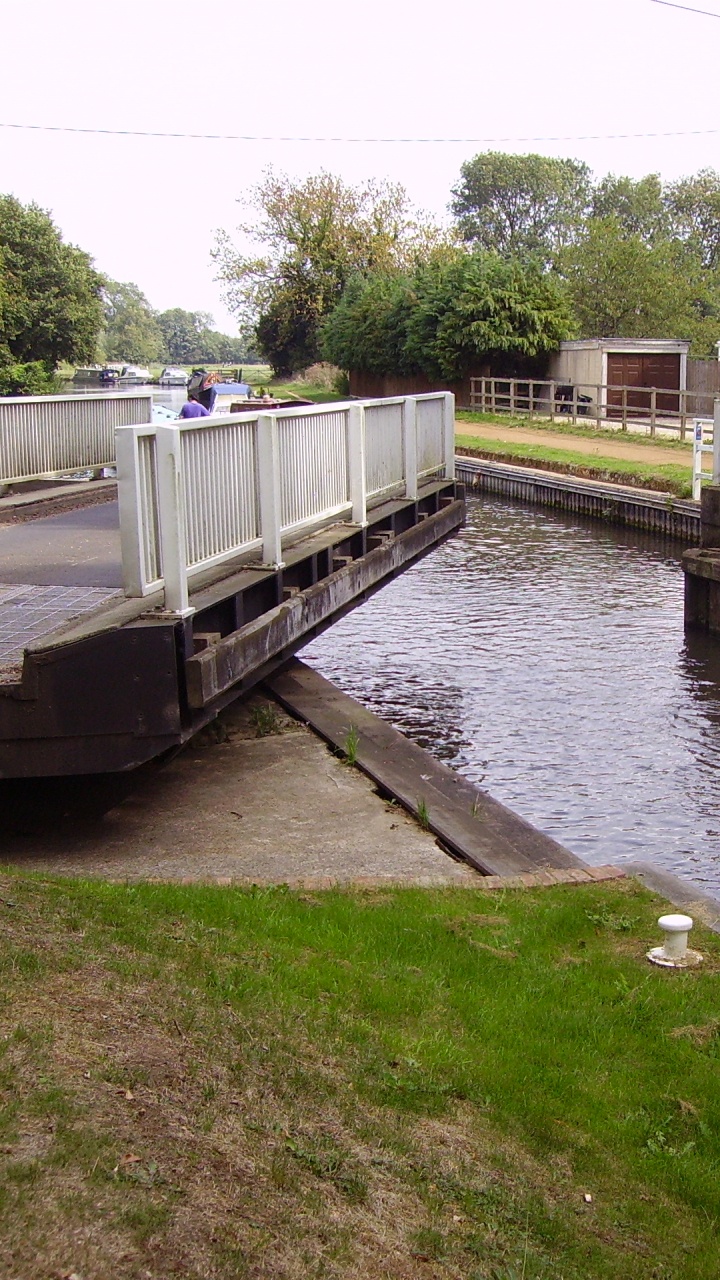 Weißes Und Braunes Betongebäude am Fluss Tagsüber During. Wallpaper in 720x1280 Resolution