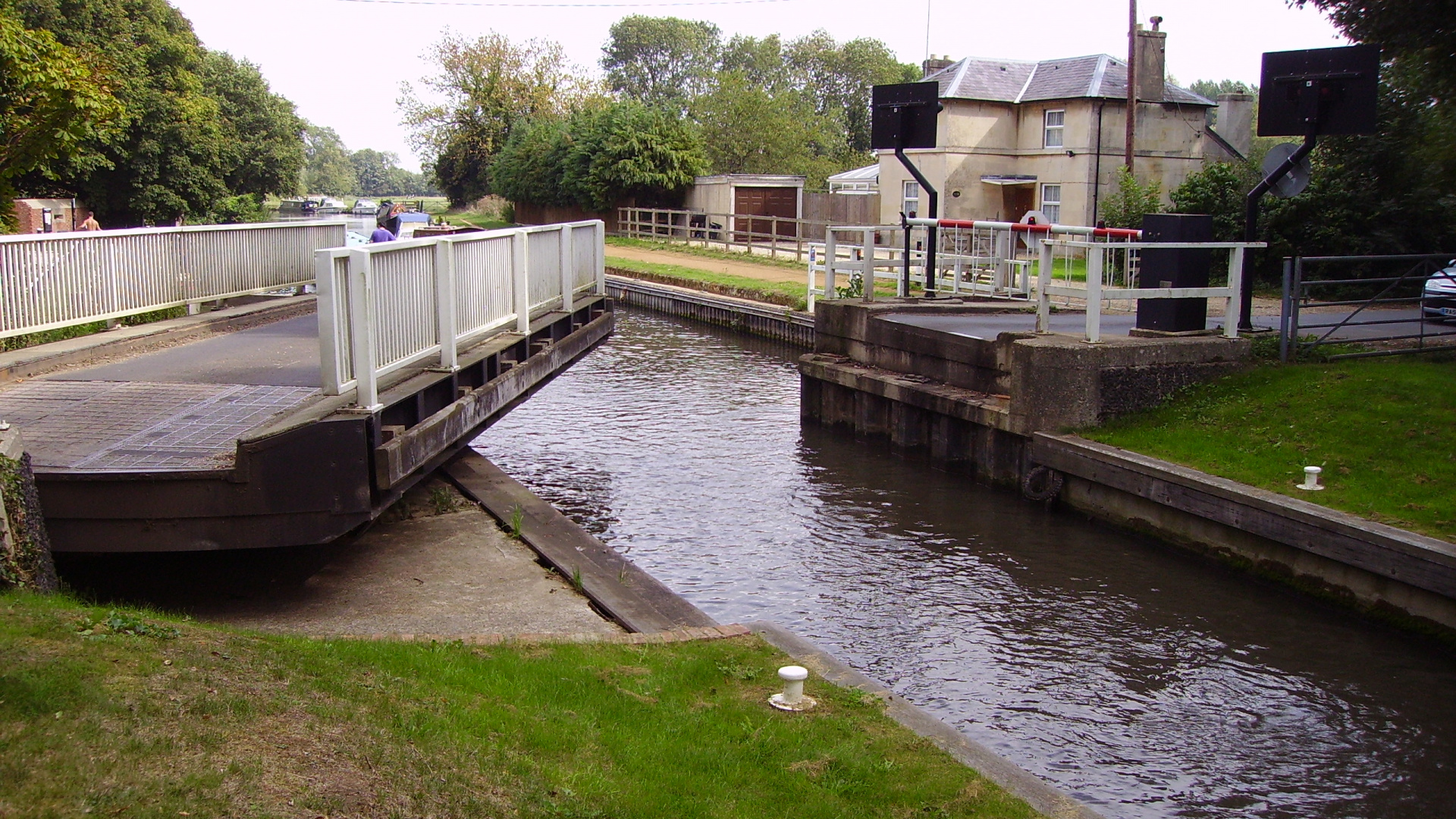 Bâtiment en Béton Blanc et Marron à Côté de la Rivière Pendant la Journée. Wallpaper in 1920x1080 Resolution