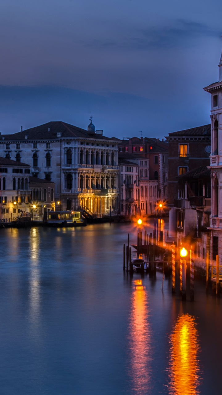 Bâtiment en Béton Brun et Blanc à Côté de la Rivière Pendant la Nuit. Wallpaper in 720x1280 Resolution