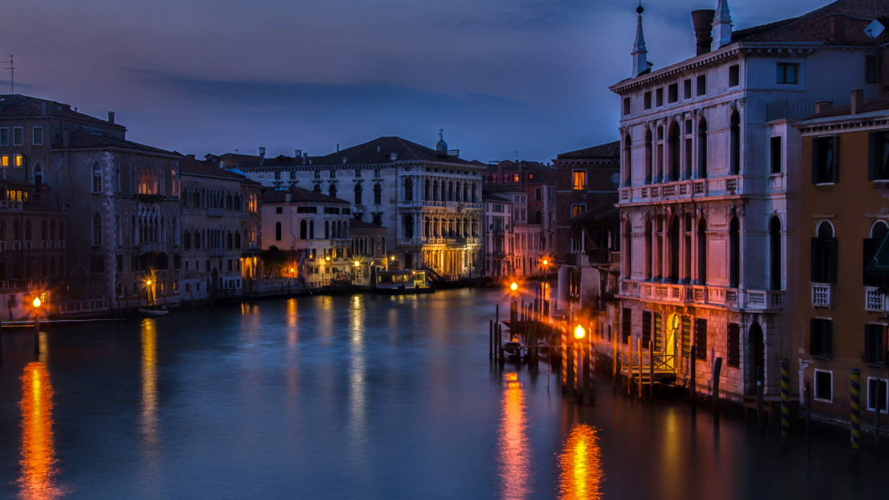 Edificio de Hormigón Marrón y Blanco Junto al Río Durante la Noche. Wallpaper in 1280x720 Resolution