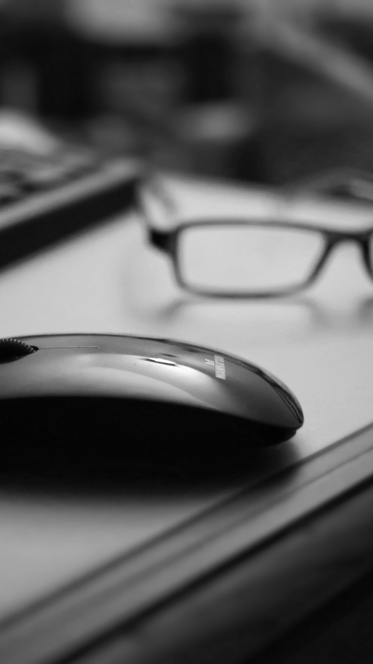 Lunettes à Monture Noire Sur Souris D'ordinateur Noire. Wallpaper in 750x1334 Resolution