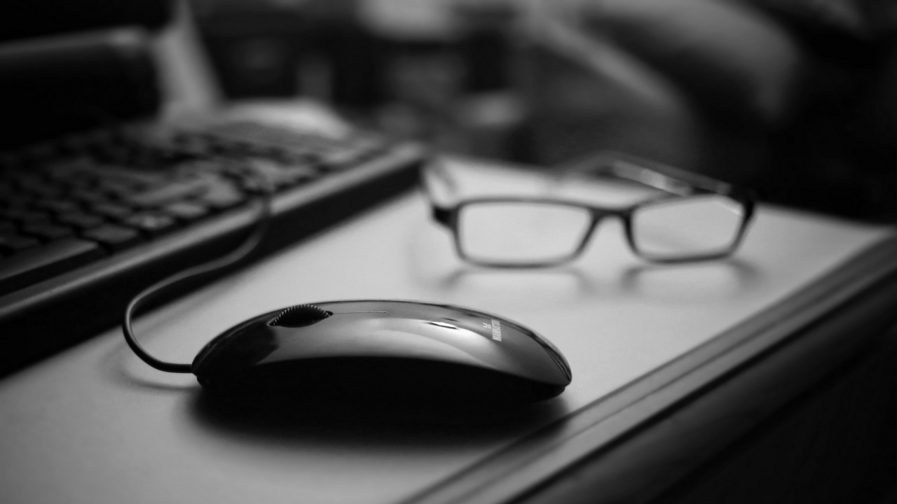 Schwarz Gerahmte Brille Auf Schwarzer Computermaus. Wallpaper in 1280x720 Resolution