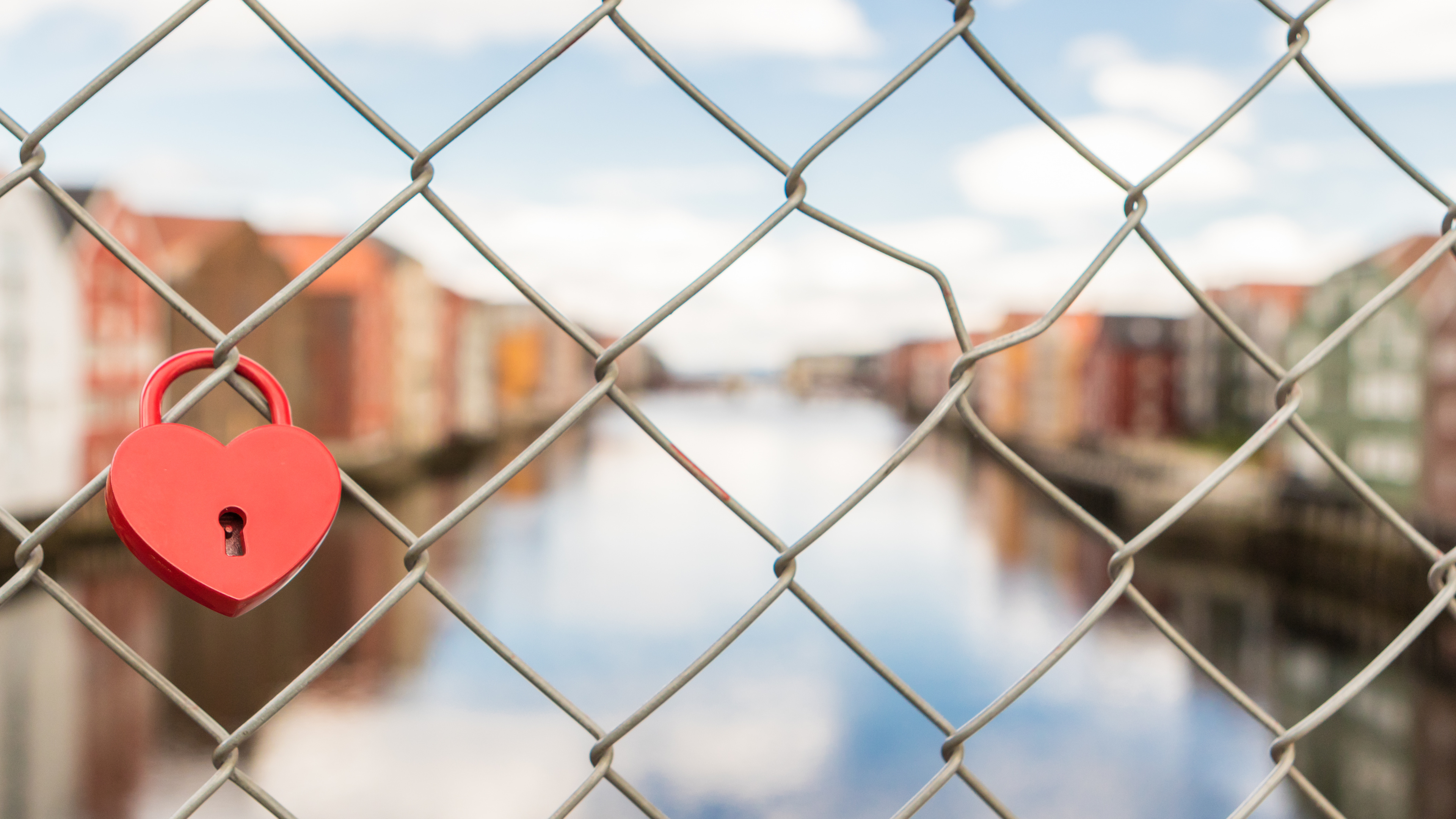 Wire Fencing, Padlock, Lock, Red, Mesh. Wallpaper in 3840x2160 Resolution